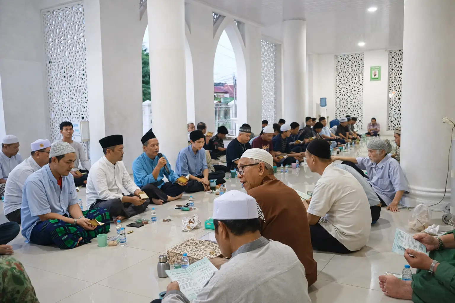 Foto kegiatan Kegiatan Ifthor Ramadhan di Masjid Raudhotul Jannah Taman Cipulir Estate Diikuti Sekitar 100 Jamaah - 3